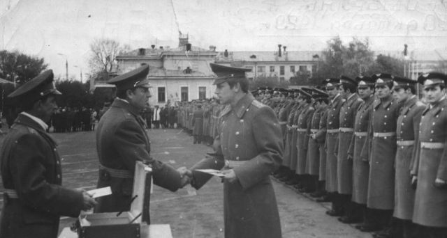 1979гв лейтенант ШВЕЦОВ  вручение диплома