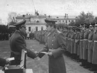 1979гв лейтенант ШВЕЦОВ  вручение диплома