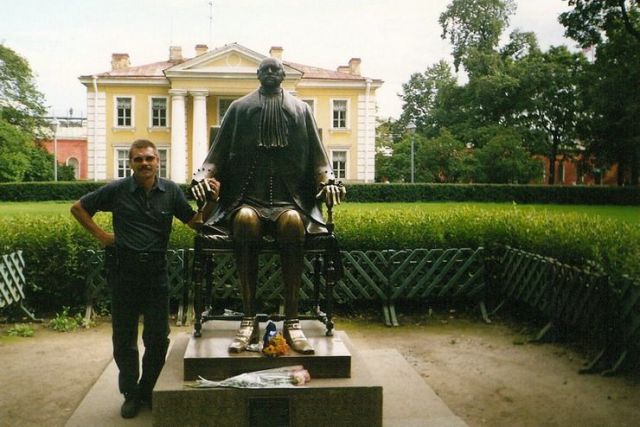 Рядом с основателем Питера (в Петропавловской крепости)