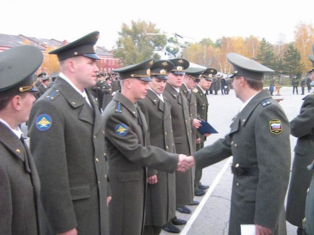 командир батальона п/п-к Леоненко вручает удостоверения личности офицера