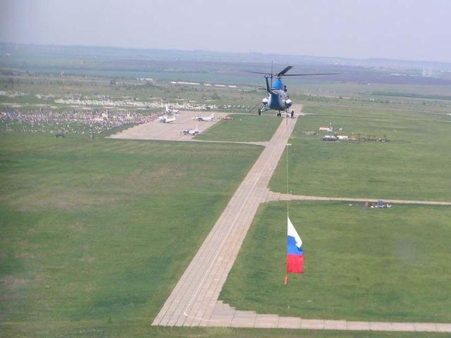 Пролёт с флагом РФ на 65-летие СВВАУЛ (фото: Евгений Алай) 